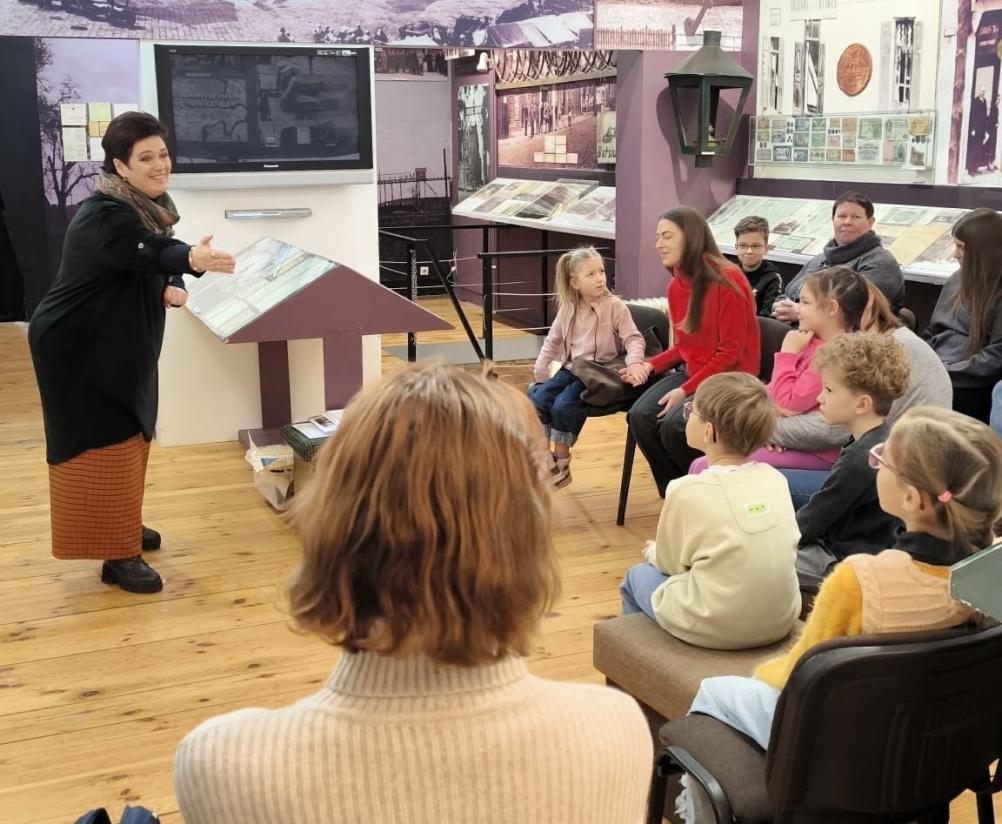 Šeimadienis „Paslaptis, virtusi LAPU. Popieriaus gamybos dirbtuvės“