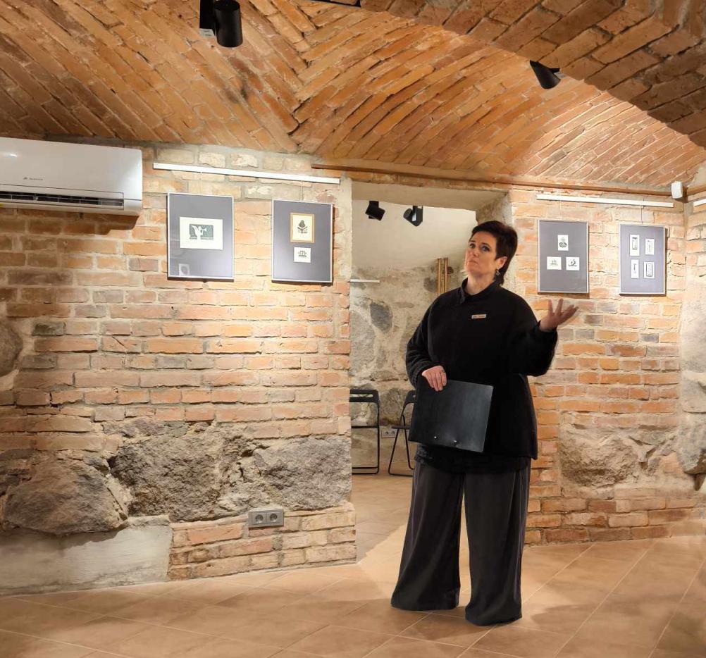 Ekskursija Viktorijos Daniliauskaitės grafikos parodoje „Pasaulis delne“