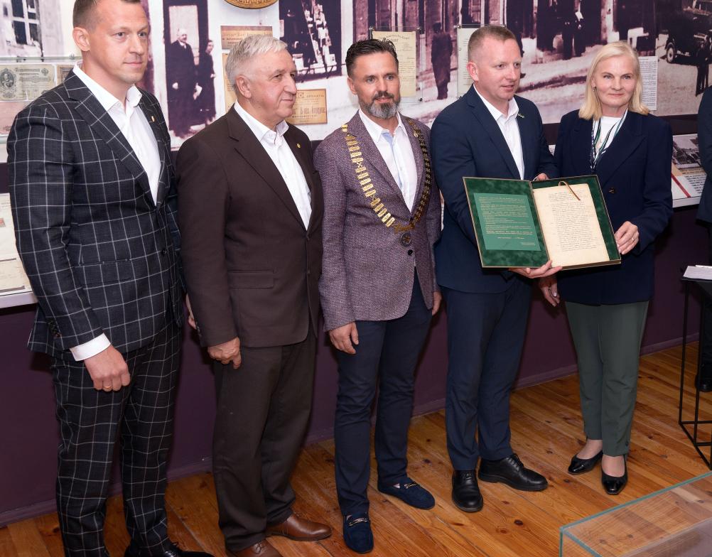 Muziejui dovanota dokumento, nuo kurio prasidėjo mūsų valstybės istorija, faksimilė