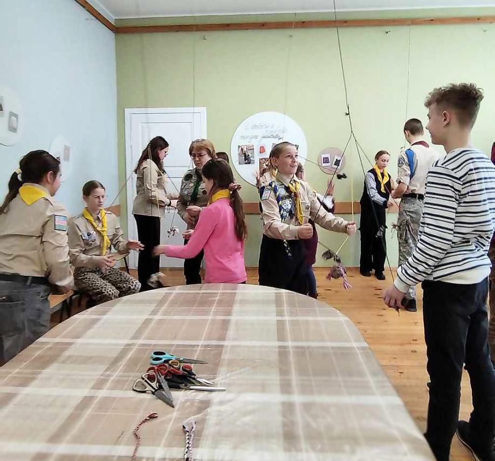Skautų sueiga ir juostų vijimo edukacija muziejuje