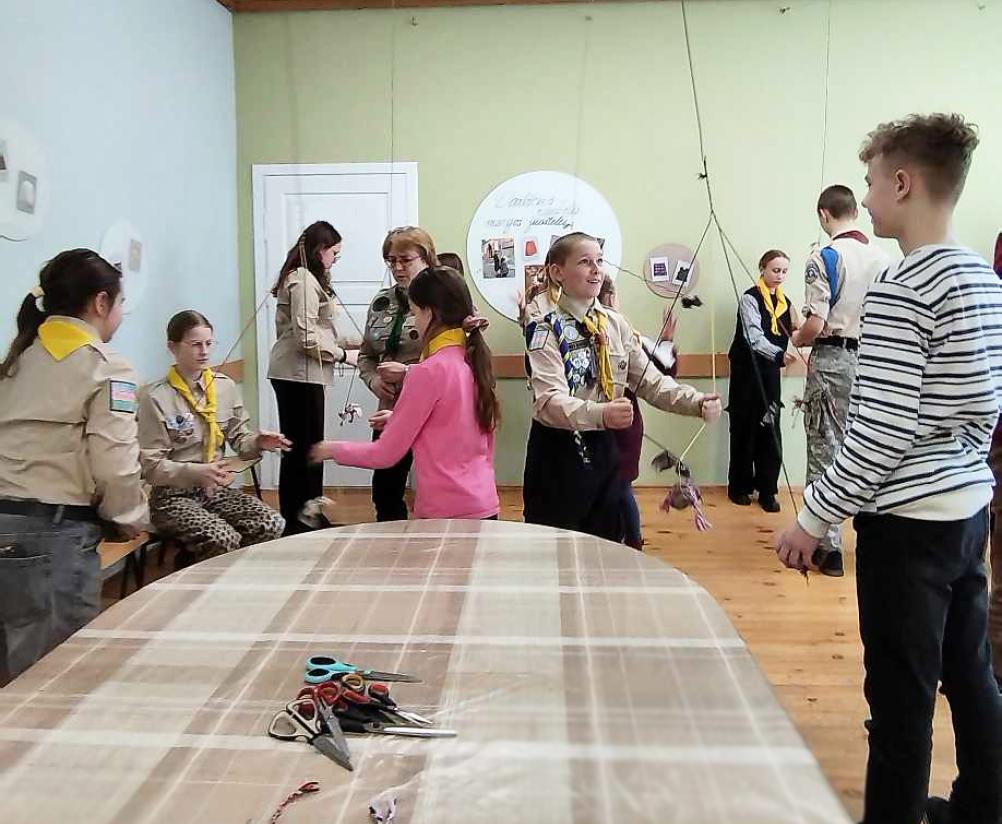 Skautų sueiga ir juostų vijimo edukacija muziejuje