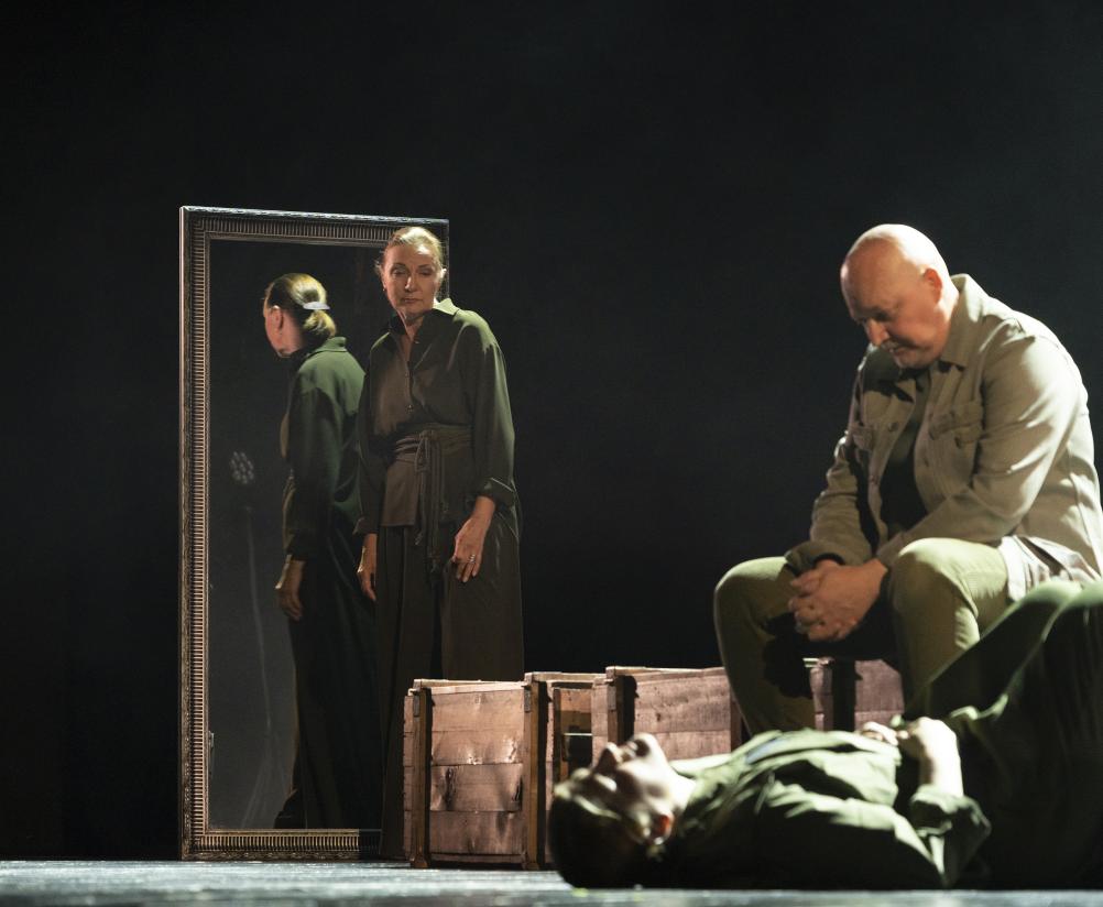 Klaipėdos pilies teatro spektaklis „Didžioji rauda ties degančiais vynuogienojais”